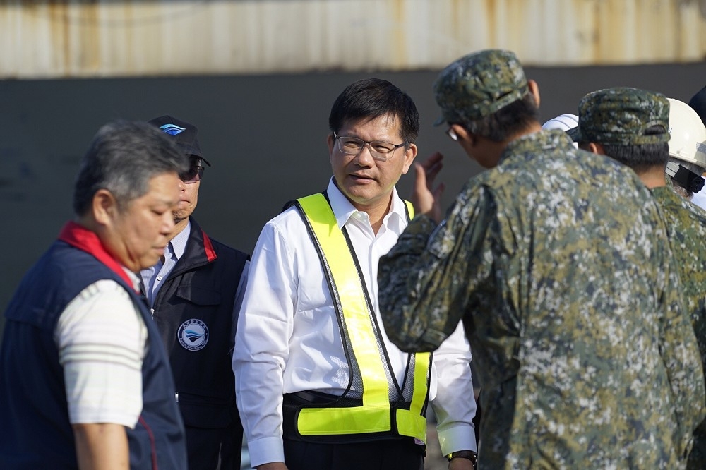 交通部長林佳龍2日一早抵達現場視察救援情況。（李景濤攝）