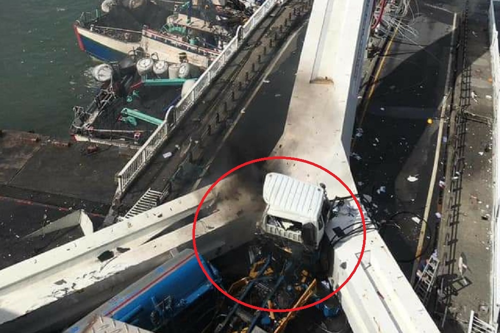 61歲的油罐車張姓司機1日行經南方澳跨海大橋，因突然斷裂而身受重傷，博愛醫院2日表示，張姓司機現情況樂觀。（宜蘭慈濟志工提供）