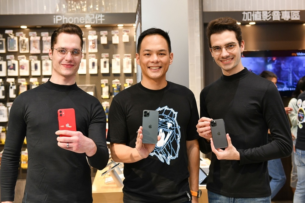 iPhone 11系列上周五全台開賣，台灣大哥大總經理林之晨（中）首次參與iPhone開賣活動。（台灣大哥大提供）