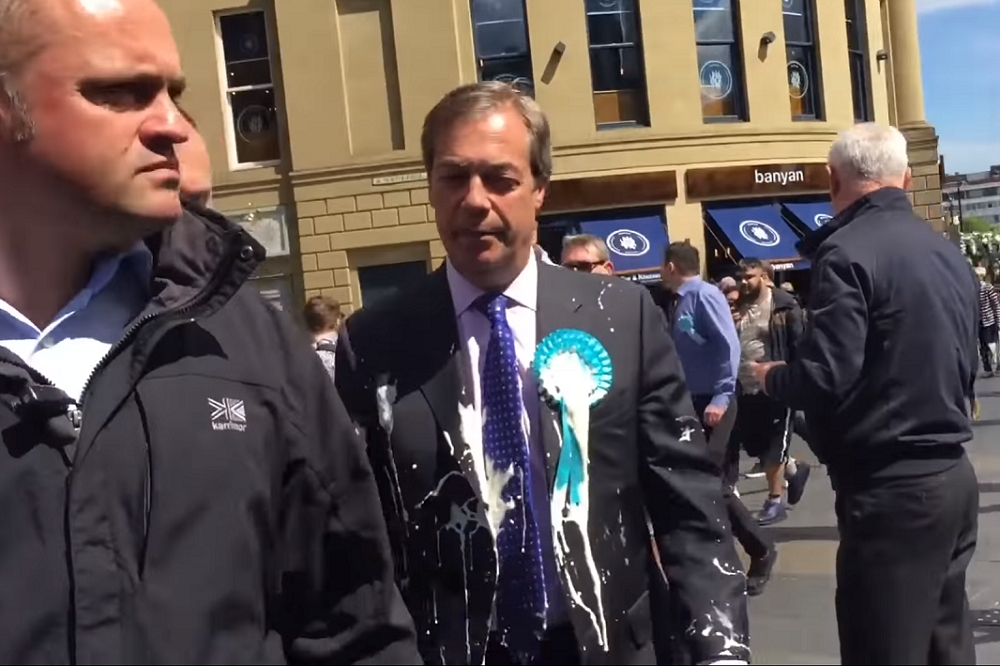 歐洲議會5月競選活動期間，英國脫歐黨（Brexit Party）領袖法拉吉（Nigel Farage）遭民眾潑奶昔。（翻攝自YouTube）