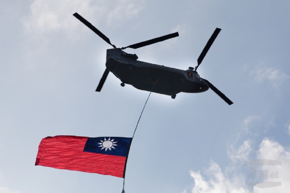 國軍2日上午進行國慶預演，吊掛巨幅國旗的CH-47SD「契努克」直升機引人注目。（取自軍聞社）