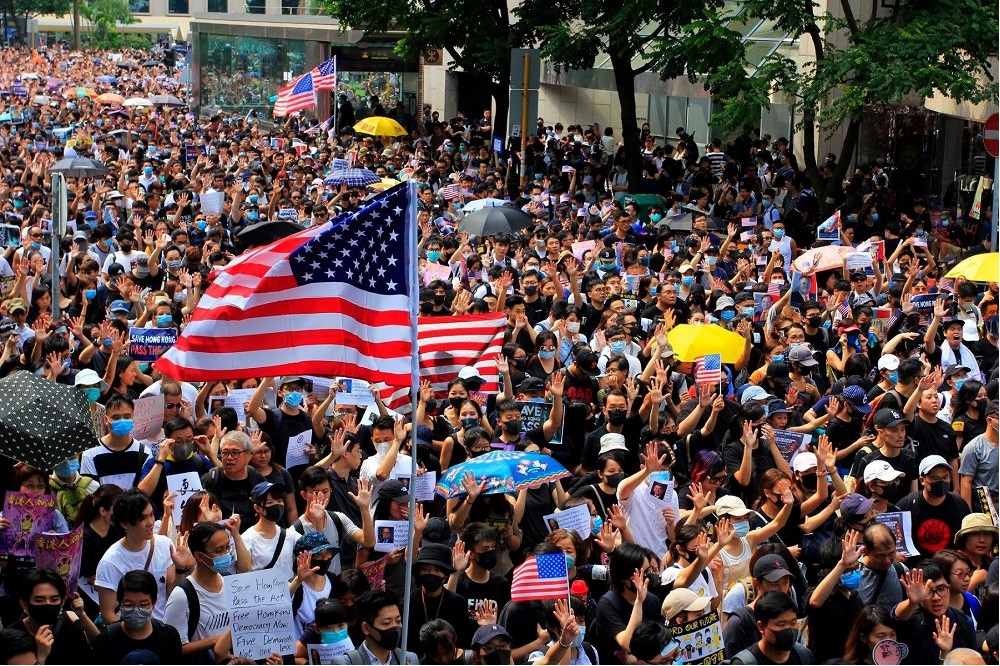 香港示威者開始意識到香港對經濟趨弱的中國異常重要，近期開始不斷公開邀請美國用「香港牌」來制衡北京，此為《香港人權與民主法案》在本月中於美國國會兩院審議的端倪。（攝影：黃樂祈）