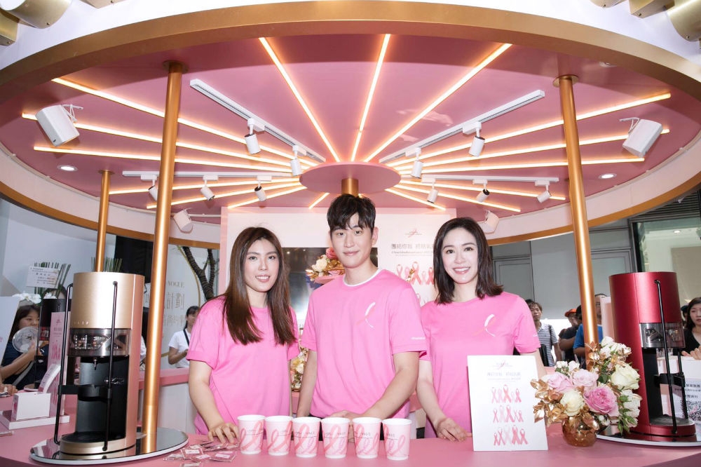 蔡依珊、周興哲與理科太太出席台灣雅詩蘭黛集團粉紅絲帶乳癌防治宣導公益咖啡屋記者會。     （圖片提供：雅詩蘭黛集團）