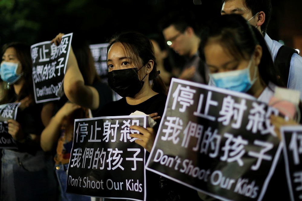 香港荃灣2日抗議港警實彈槍擊示威者。（湯森路透）
