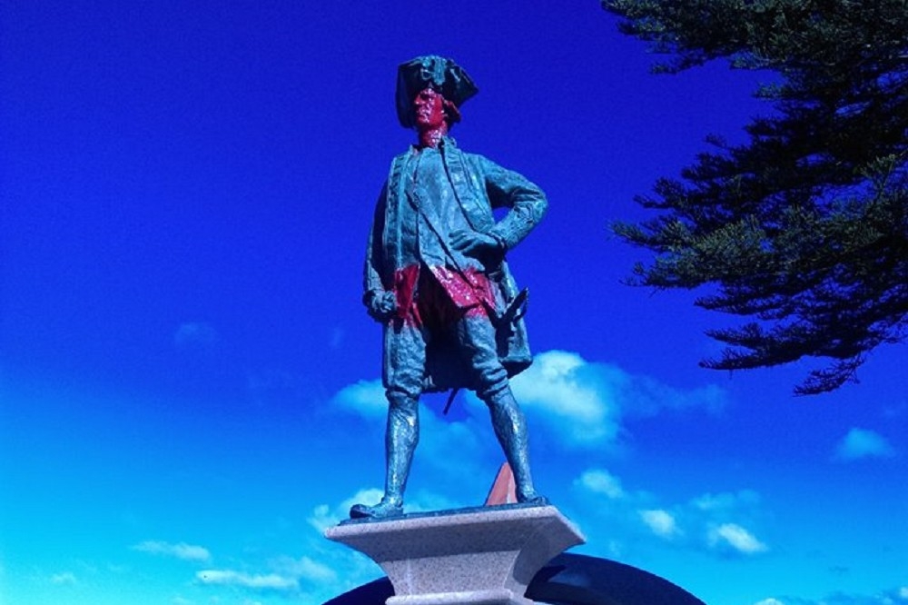 許多庫克船長的紀念雕像在2016年被潑上紅漆，引起軒然大波。（湯森路透，取自吉斯本議會臉書@Gisborne District Council）