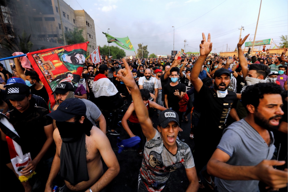 伊拉克首都巴格達1日爆發千人抗爭。（湯森路透）