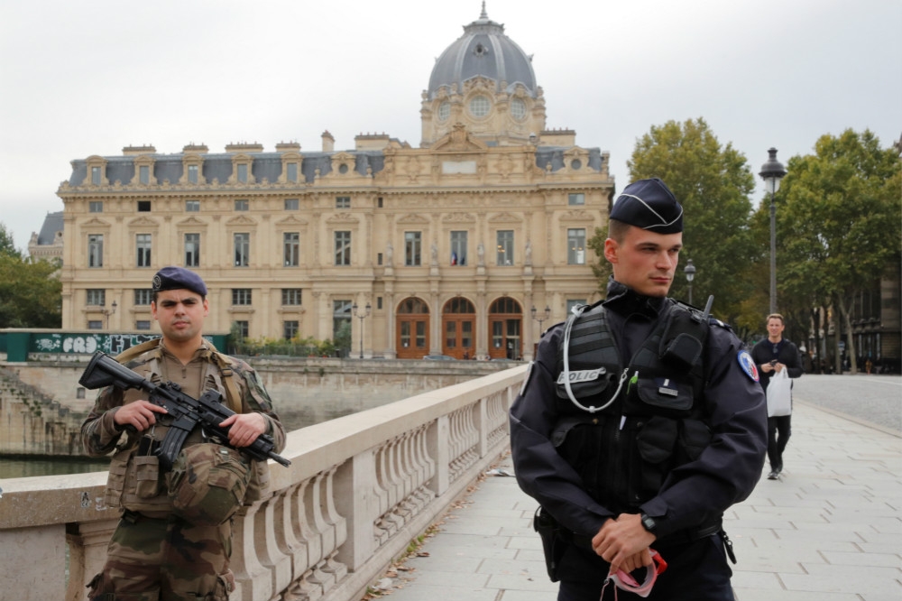 巴黎警察總部驚傳持刀攻擊事件，目前已知有4名員警遇害。（湯森路透）