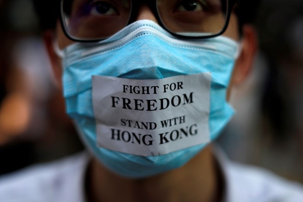 到這個時候，香港政府禁止蒙面已經沒有意義。蒙面所組成的表象的共同體，將由心靈更堅固的共同體取代，牢不可破。（湯森路透）