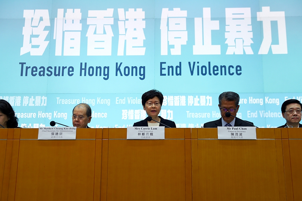 林鄭月娥（中）斥暴徒令香港社會陷入半癱瘓狀態。（湯森路透）