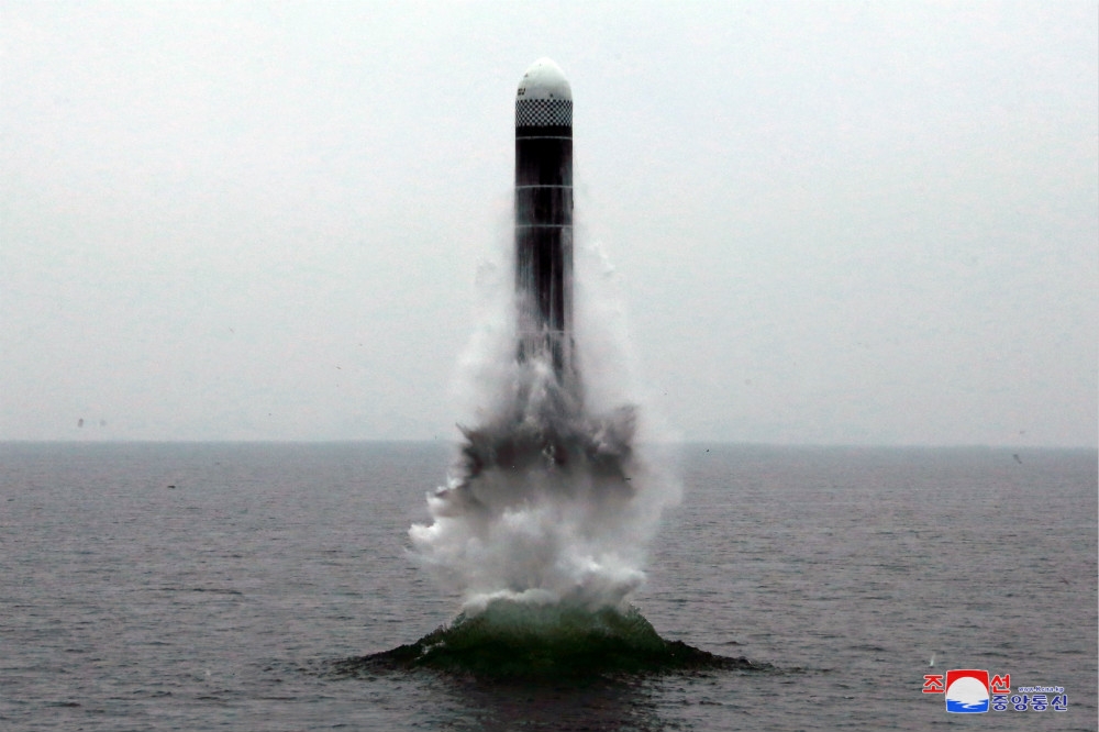 北韓日前試射潛艦裝載的短程彈道飛彈。（湯森路透）