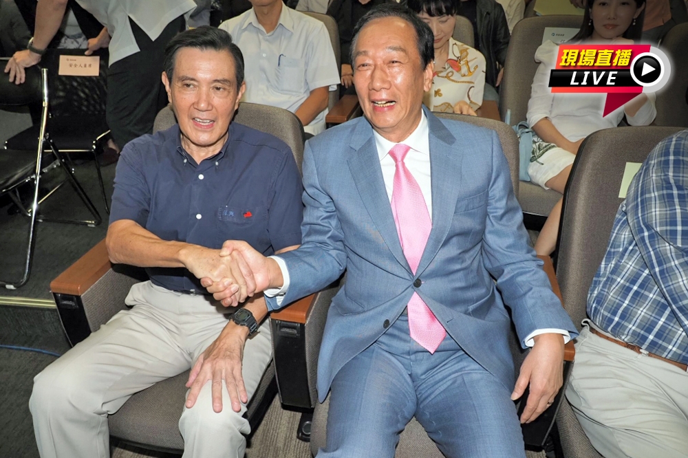 左為前總統馬英九，右為鴻海創辦人郭台銘。（張家銘攝）