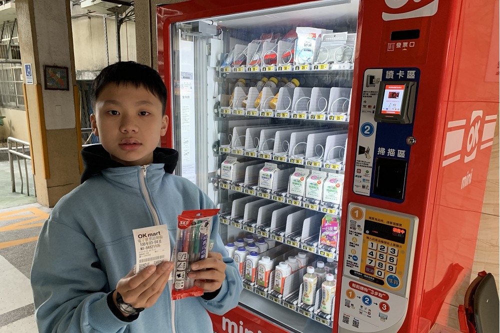 日前台北市教育局要求「智慧自動販賣機」進入校園，引來劉宏恩、羅文嘉的批評。（取自台北市教育局）