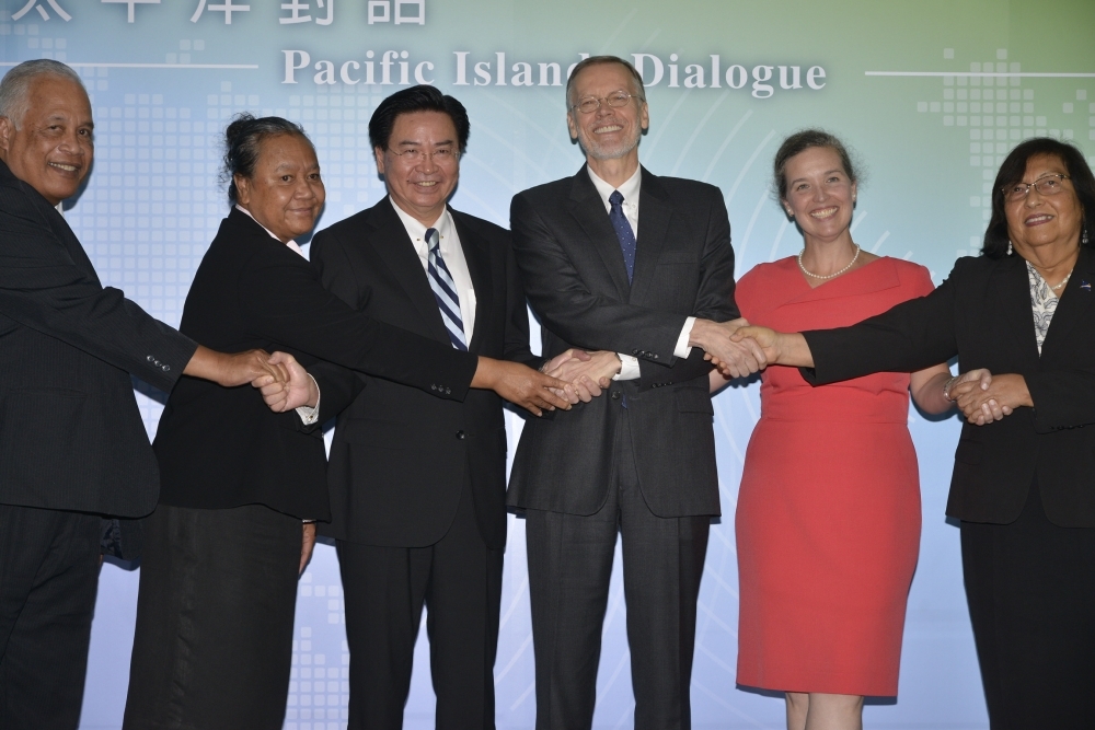 美國國務院副助卿孫曉雅（右2）致辭時強調自己是「代表川普總統與國務卿蓬佩奧」出席，稱台灣是太平洋與世界的夥伴。（李智為攝）