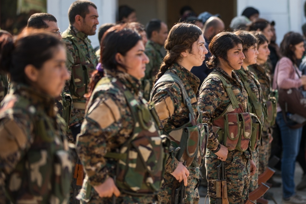 川普要美軍撤離敘利亞，讓盟友庫德族被迫單獨面對土耳其。圖為敘利亞「民主力量」男女官兵。（圖片取自美軍DVIDS系統）