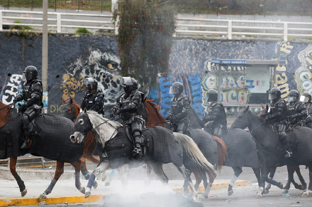 厄瓜多出動大批警力鎮壓抗議群眾。（湯森路透）