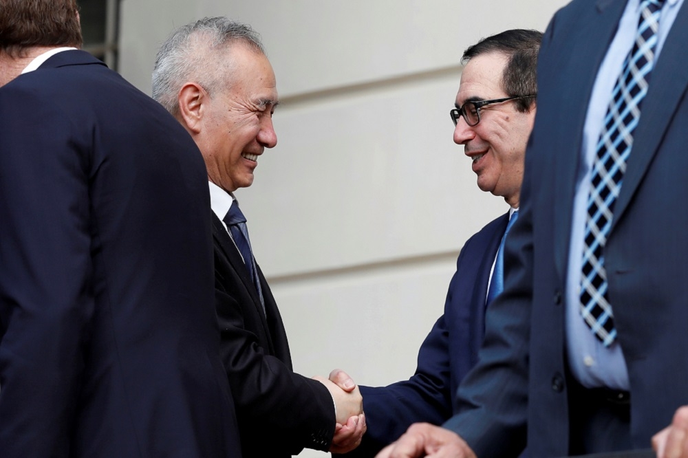 中方的劉鶴與美國財長努慶10日握手致意。（湯森路透）