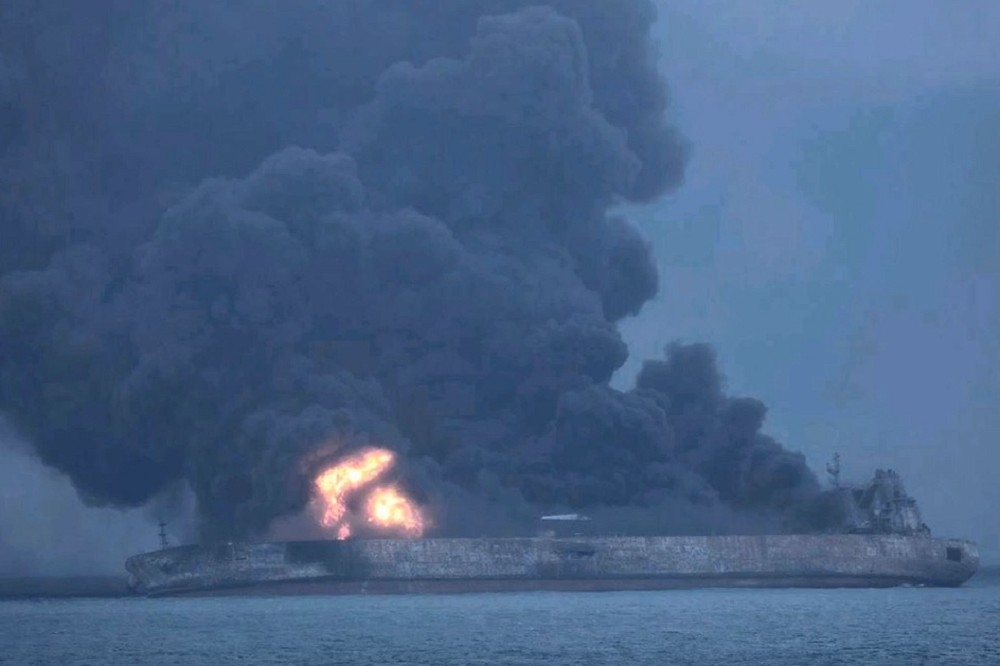 伊朗所屬油輪11日爆炸起火，幸無人傷亡。（取自影片）