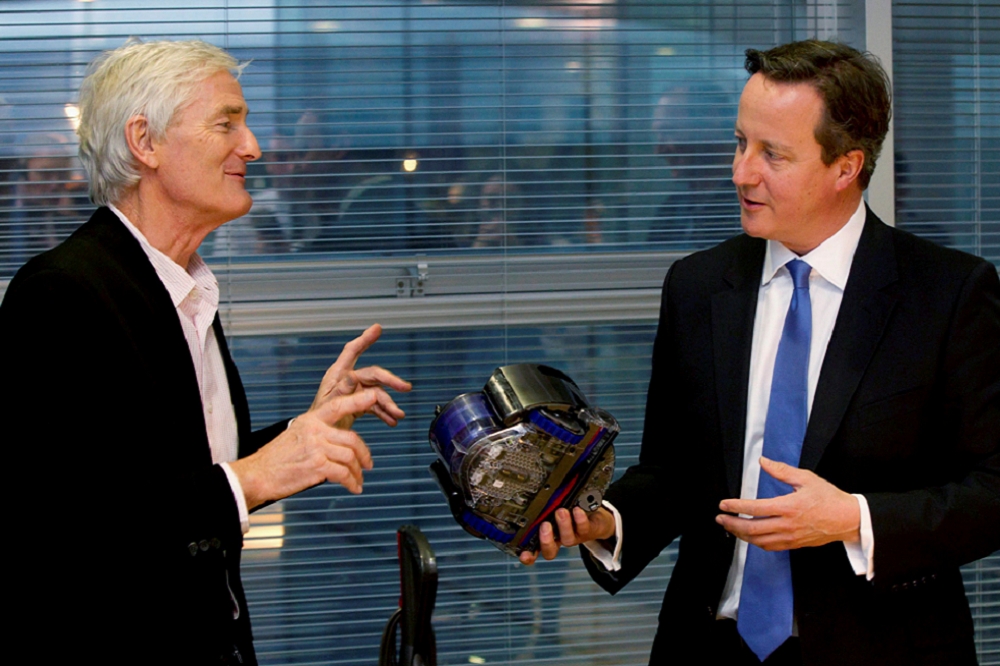 戴森2014年在總部與時任英國首相卡麥隆見面。（湯森路透）