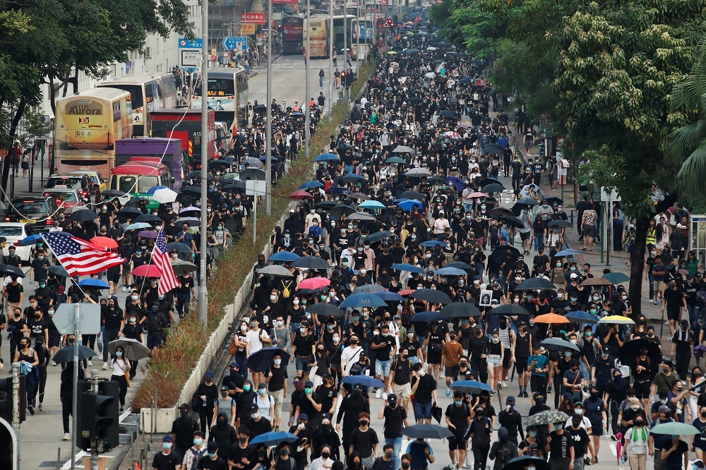 《禁蒙面法》實施一周，香港民眾發起反對緊急法遊行，12日下午由尖沙嘴鐘樓遊行到深水埗。（湯森路透）