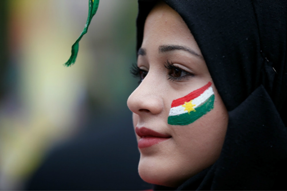 在法國巴黎參與抗爭遊行的庫德族女性。（湯森路透）