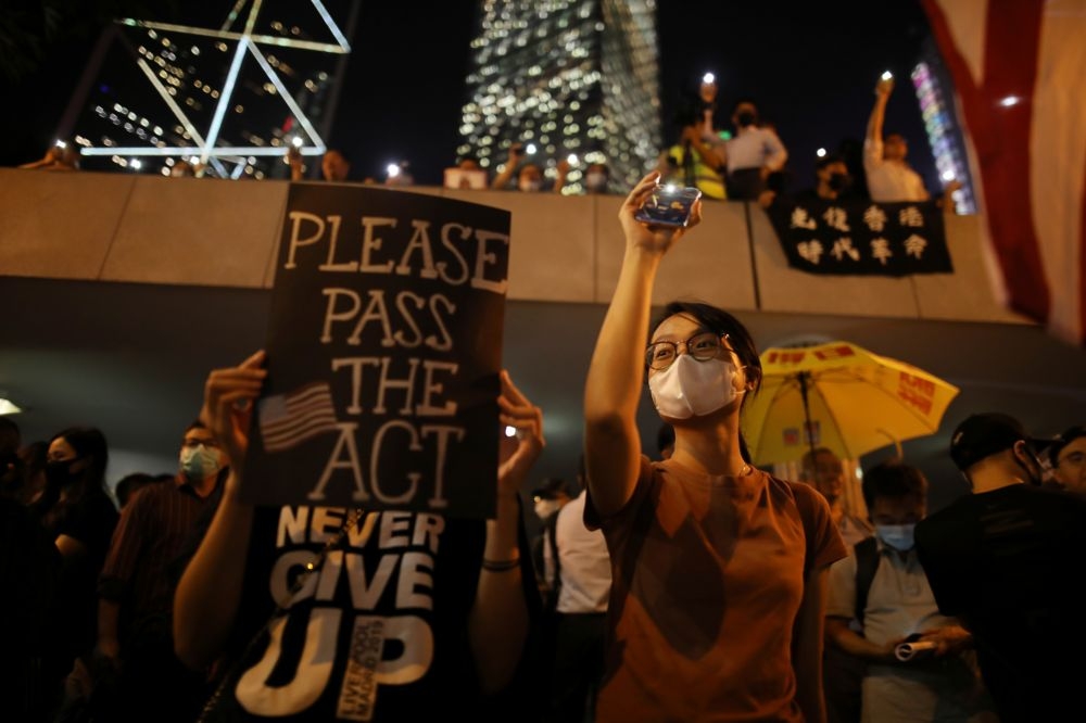 香港示威者13日舉標語，盼美國通過《香港人權與民主法案2019》。（湯森路透）