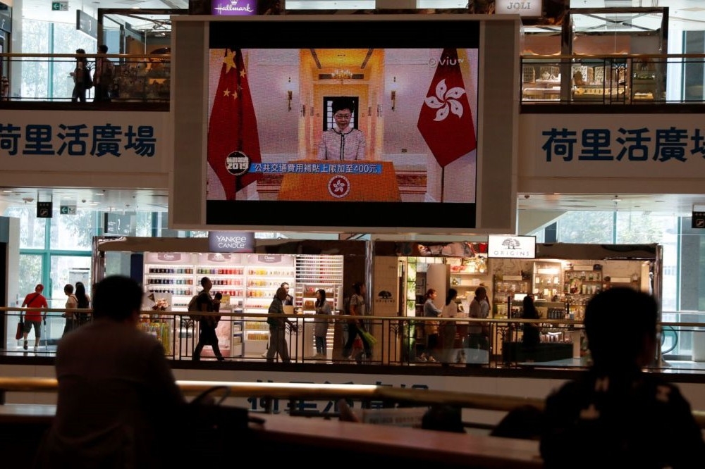 香港特首林鄭月娥16日以影片方式宣讀施政報告。（湯森路透）