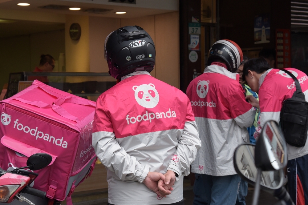近日台灣頻頻發生Foodpanda、Uber eats外送員因送貨而車禍身亡的憾事，外送員與資方之間的關係再國內外皆充滿爭議。（資料照片／蔣銀珊攝）