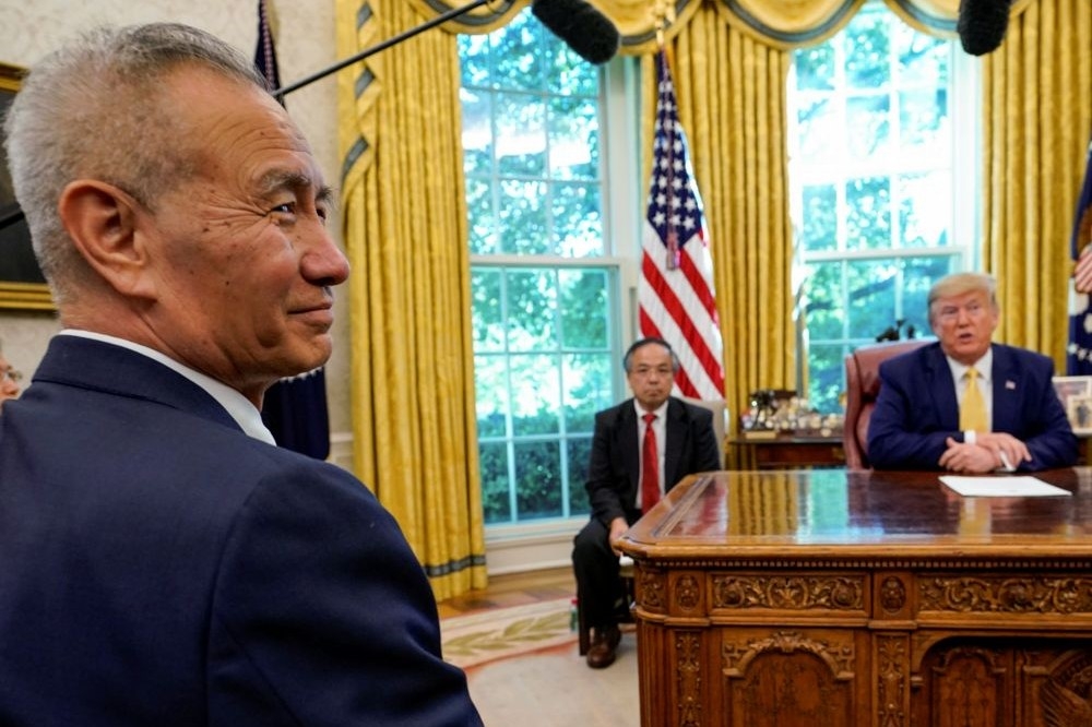 中國副總理劉鶴（左）11日在白宮與美國總統川普見面。（湯森路透）