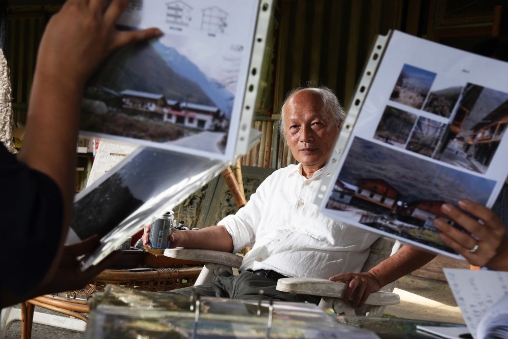 建築師謝英俊致力為難民蓋房子，也感召一批台灣青年投入，在山區成立「全球運營中心」工作室。（蔣銀珊攝）