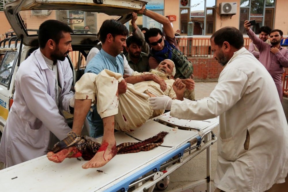 阿富汗東部清真寺18日發生2起爆炸，釀62死。（湯森路透）