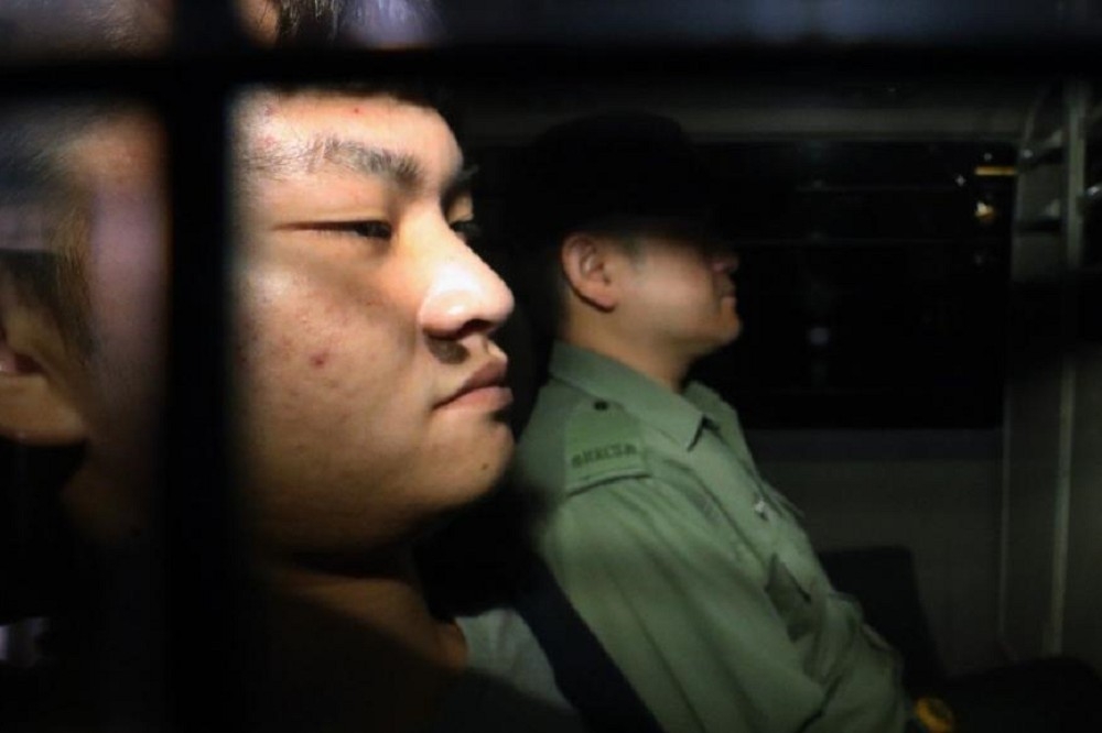 2018年2月在台涉嫌殺死女友的陳同佳（左），將於23日出獄。（湯森路透）