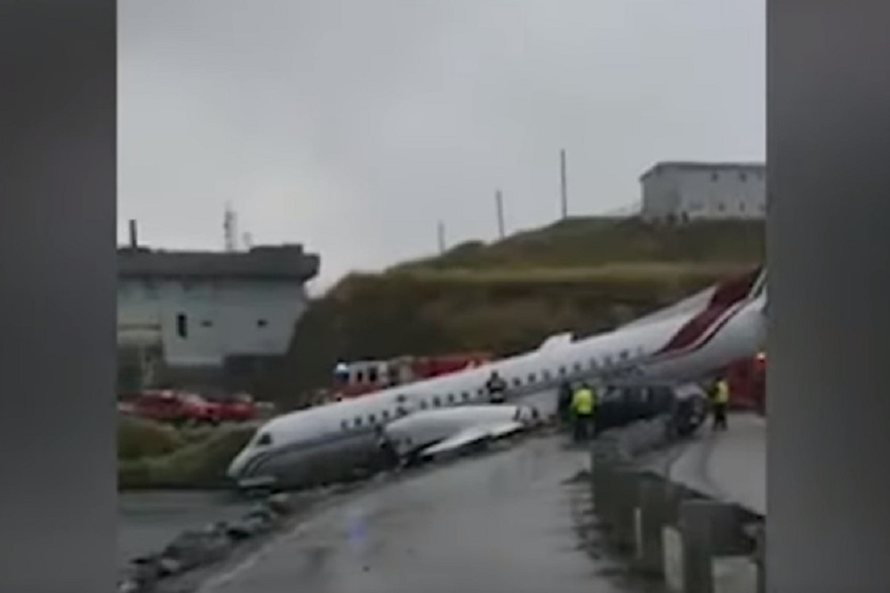 美國半島航空飛機17日降落不慎衝出跑道，造成1人死亡。（湯森路透）