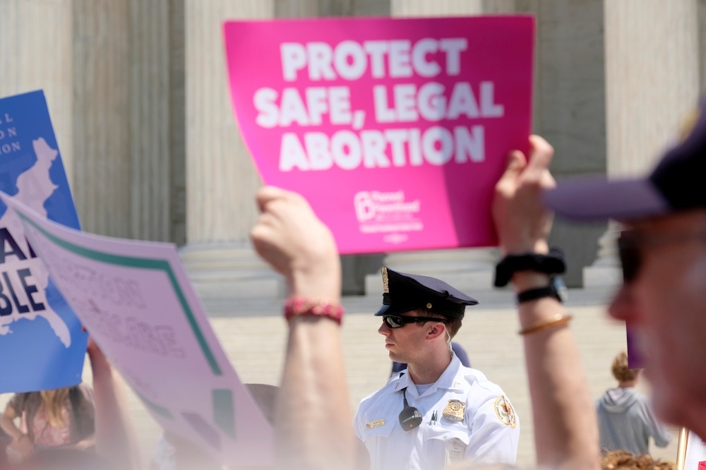 民眾5月在華府抗議反墮胎法案。（湯森路透）