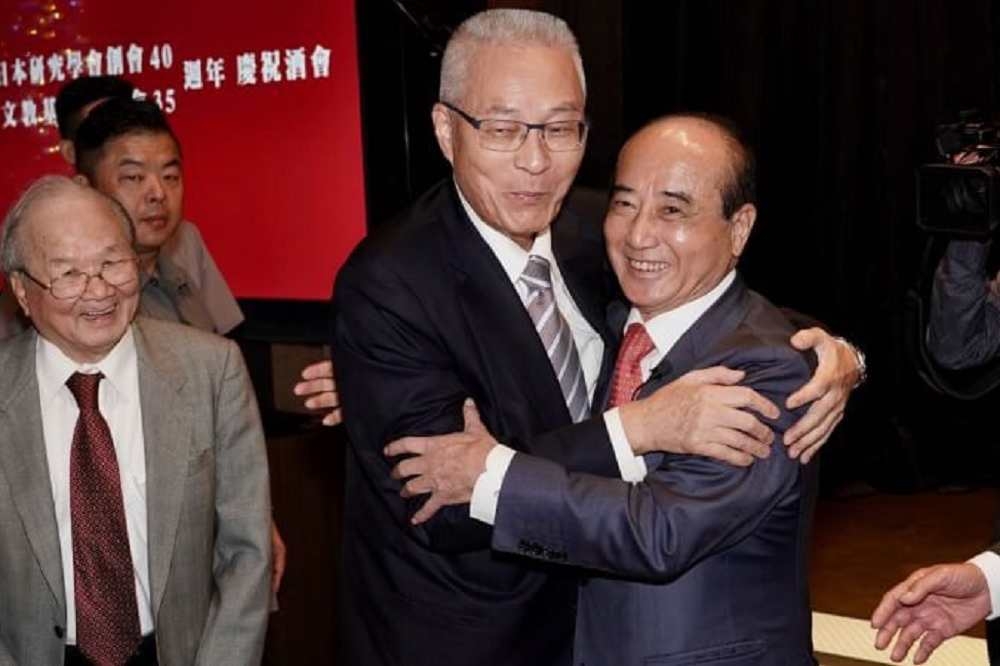國民黨主席吳敦義與前立法院長王金平21日一同出席慶祝酒會，直呼兩人沒心結，在媒體鏡頭前互相擁抱了2次。