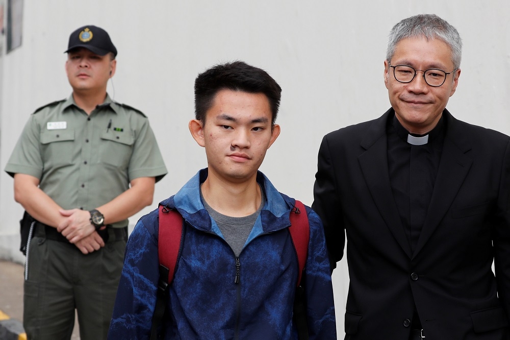 陳同佳23日在牧師管浩鳴（右）的陪同下出獄，並面對媒體訪問。（湯森路透）
