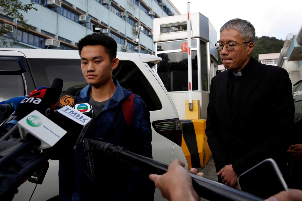 香港牧師管浩鳴（右）23日陪同陳同佳（左）出獄。（湯森路透）