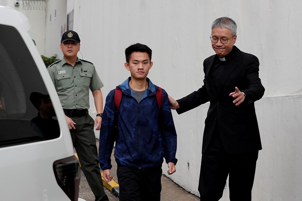 香港牧師管浩鳴（右）23日陪同陳同佳（左）出獄。（湯森路透）