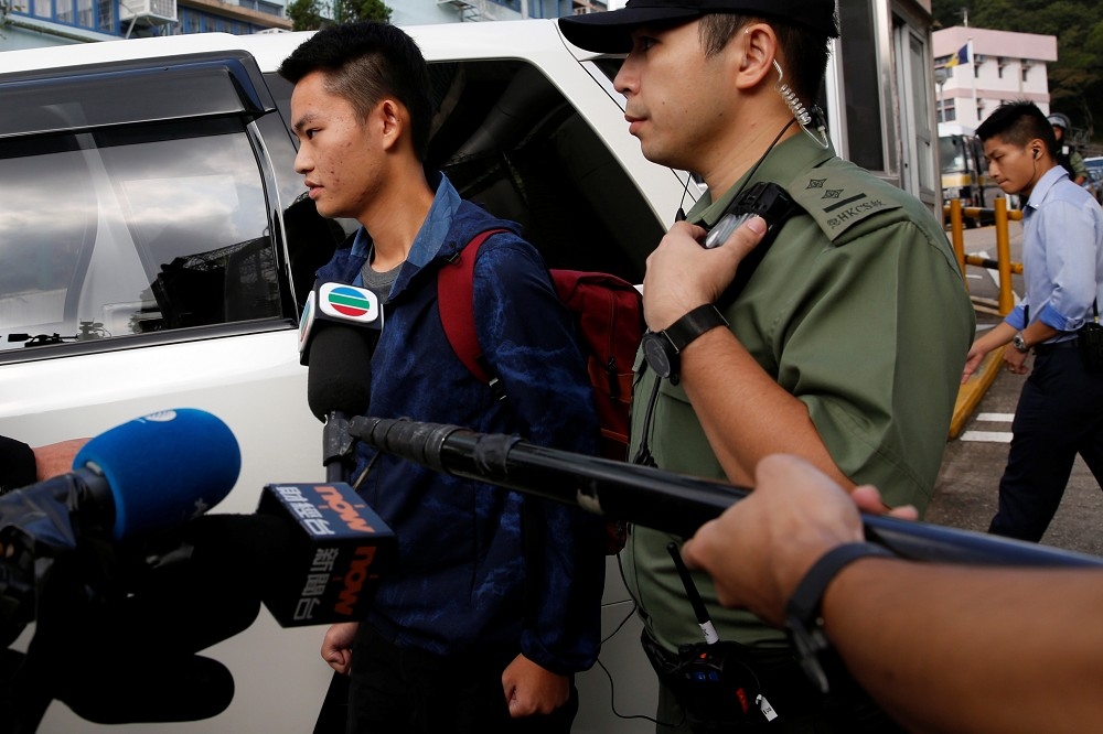 陳同佳（左）23日出獄後即住在港警提供的安全屋中。（湯森路透）