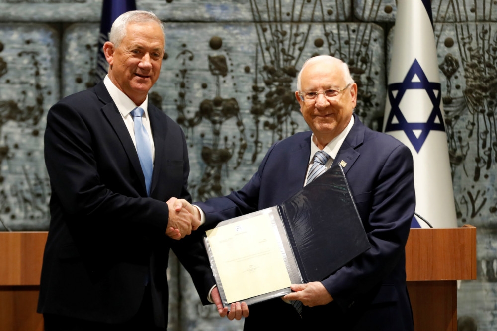 以色列總統李佛林（右）委託反對黨「藍與白」領袖甘茨（左）組閣。（湯森路透）