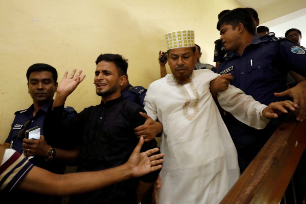 孟加拉法院24日判16名涉嫌殺害女學生嫌犯死刑，圖為其中二人被警方押送。（湯森路透）