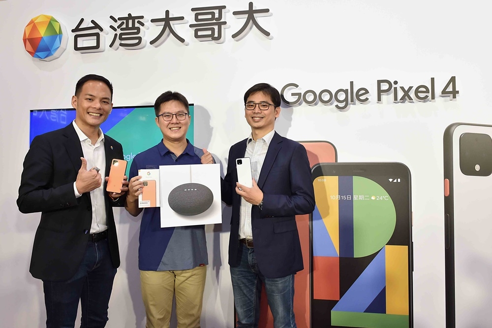 台灣大哥大總經理林之晨(左)、Google硬體副總裁彭昱鈞(右)與在台灣大Pixel 4獨家首賣活動中拔得頭籌的林先生開心合影。（台灣大哥大提供）