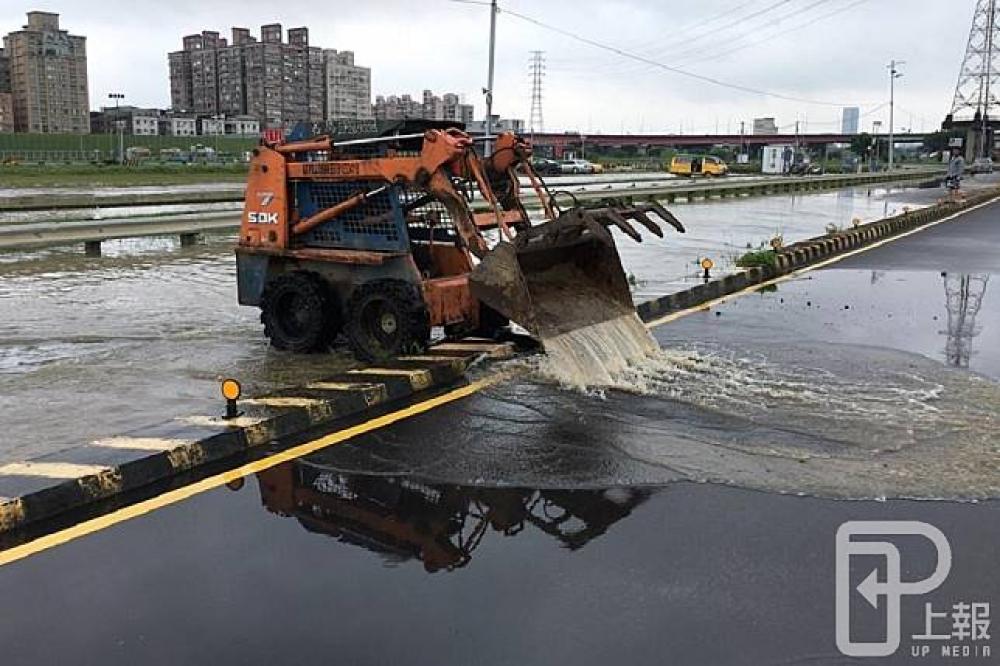 水車小山貓處理疏六以北積水路段（新北市府消防局提供）