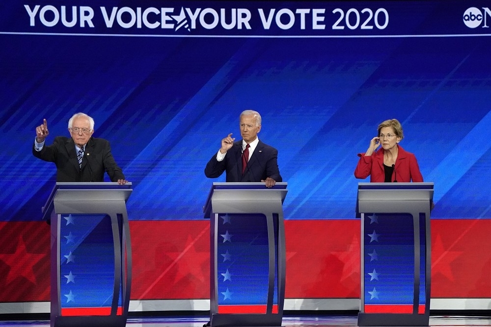 美國民主黨總統參選人參議員桑德斯（左）、前副總統拜登（中）、參議員華倫（右）辯論的主題，除了移民、控槍、氣候變化之外，就是比賽畫蛋糕。（湯森路透）
