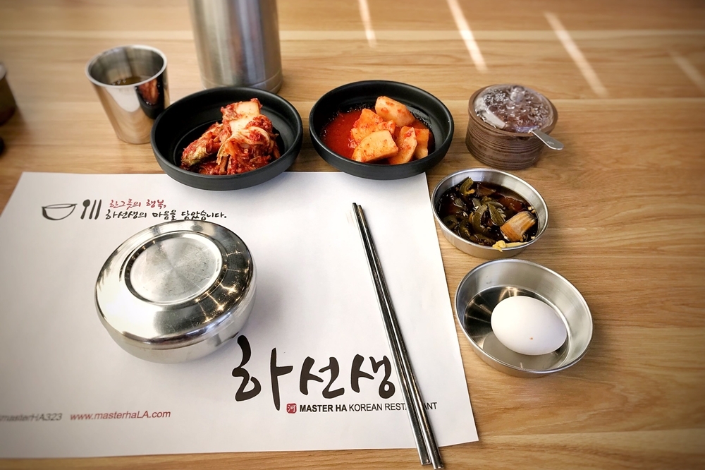 洛杉磯韓國城「Master HA 」韓國餐廳的小菜和餐具（2018 © T.Tseng , Banchan @ Flickr, CC BY-SA 2.0.）