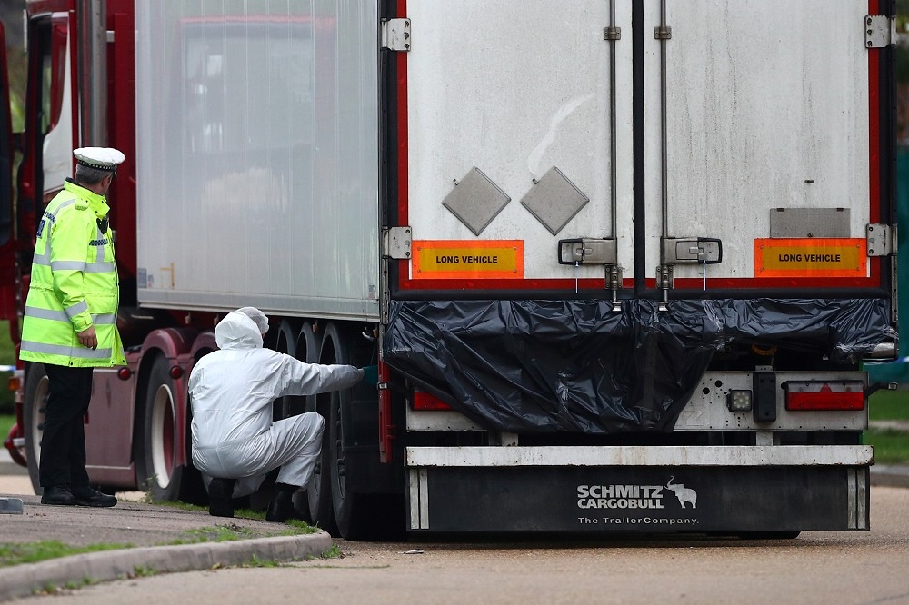 英國警方23日檢視裝有39具屍體的車廂。（湯森路透）