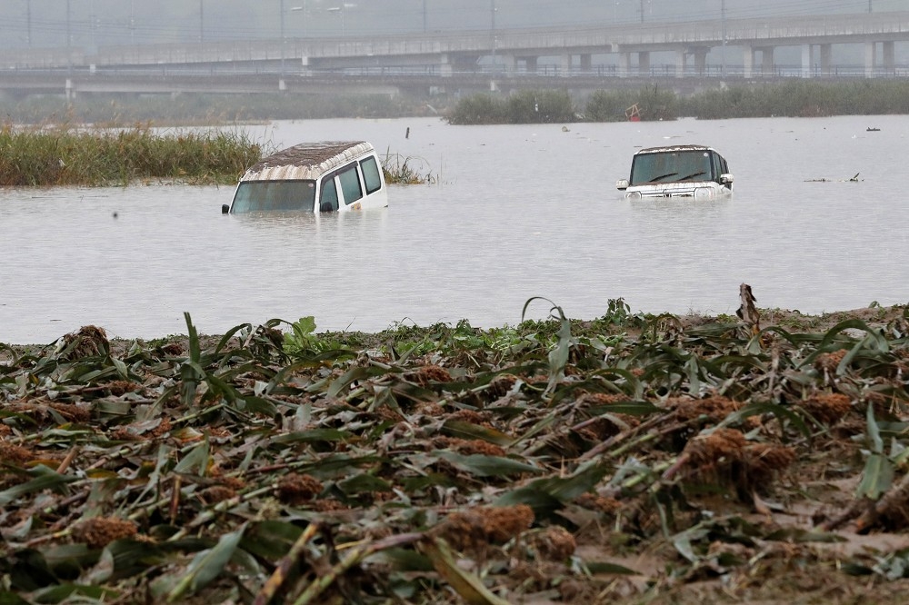 日本千葉縣繼颱風「哈吉貝」肆虐後，25日開始再度受到颱風「博羅依」的肆虐。（湯森路透）