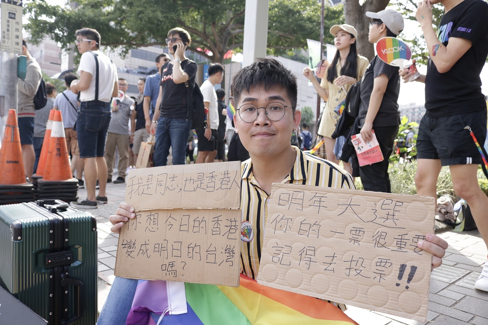 第17屆台灣同志遊行26日下午登場，香港反送中抗爭者Alex來台參與，秀出抗爭者的裝備，宣揚反送中議題。(王良博攝)