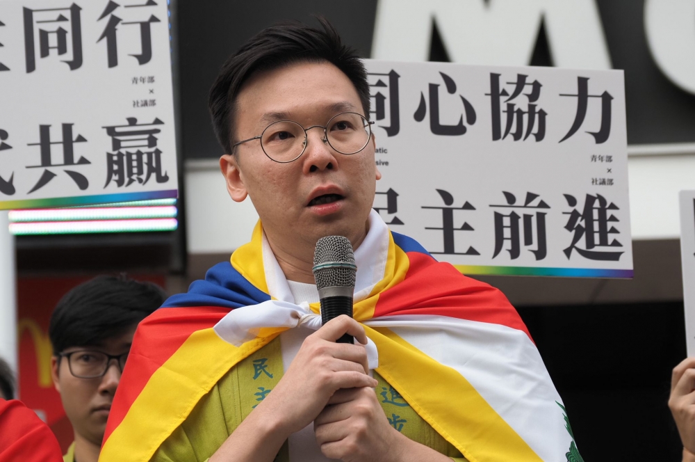 柯文哲的「藏人自焚說」惹議，柯文哲批林飛帆，曾是年輕人的標竿，「現在只不是投靠…」，林飛帆下午出席同志遊行反嗆，我加入的是願意聲援香港和西藏的民進黨。(張家銘攝)