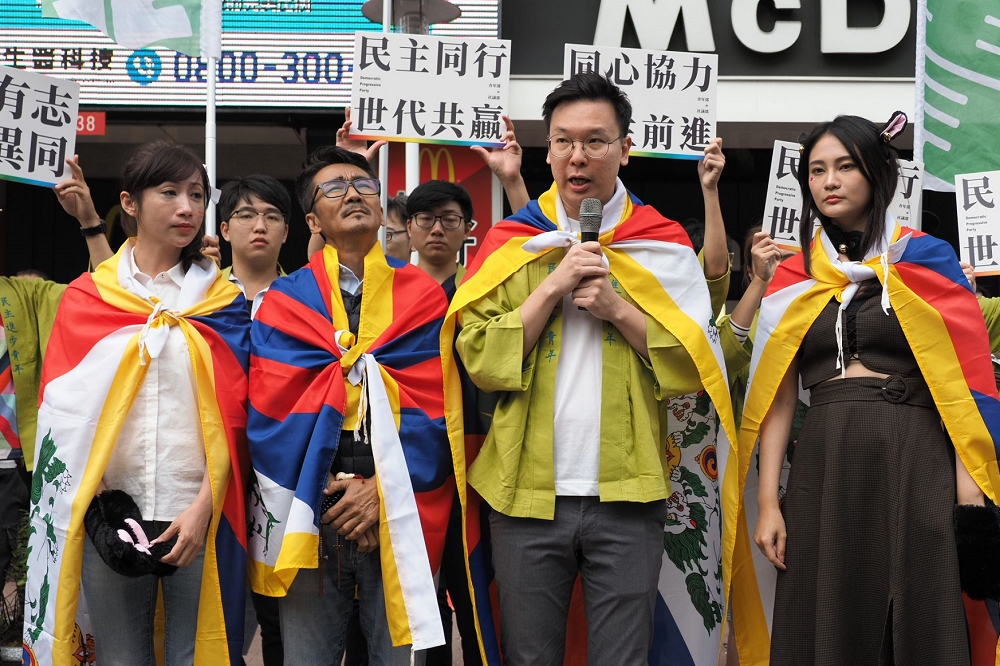 民進黨副秘書長林飛帆26日將率領黨內青年部與社會議題部組成綠色大隊，西藏台灣人權連線理事長札西・慈仁（左二）將同行，立委參選人賴品妤（右），許淑華（左一）到場力挺。(張家銘攝)