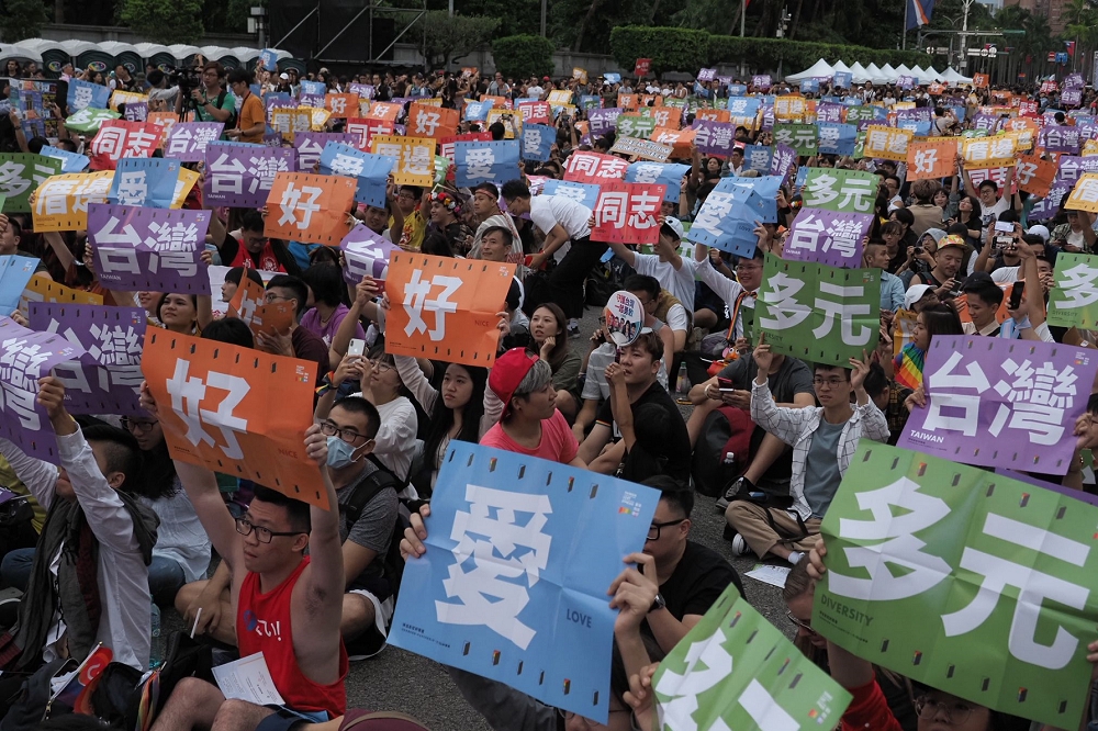 第17屆台灣同志遊行26日展開，由於是同婚合法後首度遊行，氣氛較往年不同，充滿歡樂味。(張家銘攝)